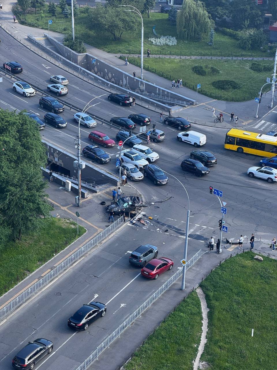 В Киеве авто на скорости влетело в подземный переход: четыре человека погибли на месте (видео)