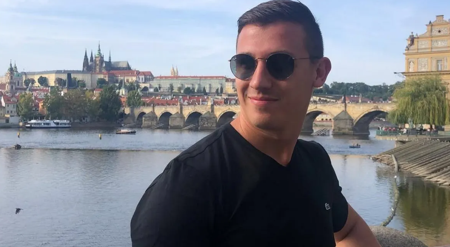 Попал в Книгу Гиннеса: мужчина за минуту съел более килограмма меда (видео)