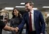 Вице-президента США «застукали» на неловком поведении с женой (фото)