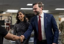 Вице-президента США «застукали» на неловком поведении с женой (фото)