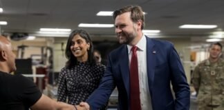 Вице-президента США «застукали» на неловком поведении с женой (фото)