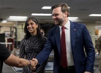 Вице-президента США «застукали» на неловком поведении с женой (фото)