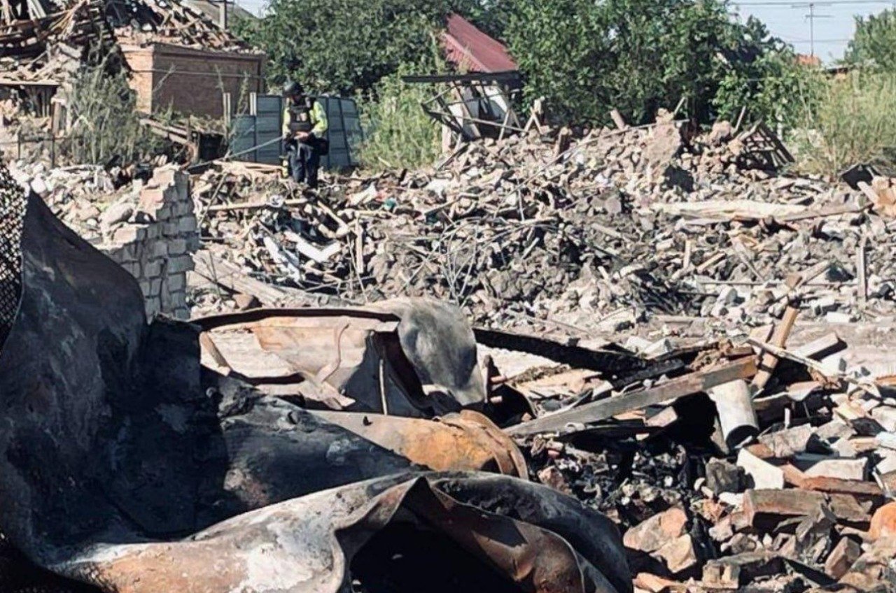 «Спасли подушки»: в результате удара РФ в Радушном пострадала еще одна семья — братьев вытащили из-под завалов