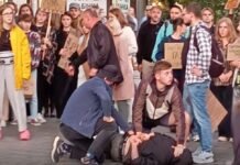 Неизвестный пытался напасть с ножом на людей во время митинга во Львове
