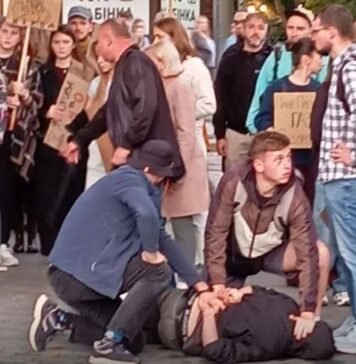 Неизвестный пытался напасть с ножом на людей во время митинга во Львове