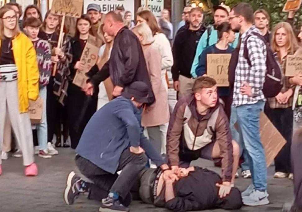 Неизвестный пытался напасть с ножом на людей во время митинга во Львове