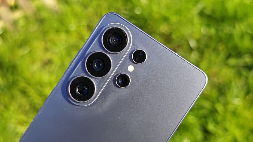 Камера смартфона Samsung Galaxy против OnePlus: выяснили, какая лучше снимает (фото)
