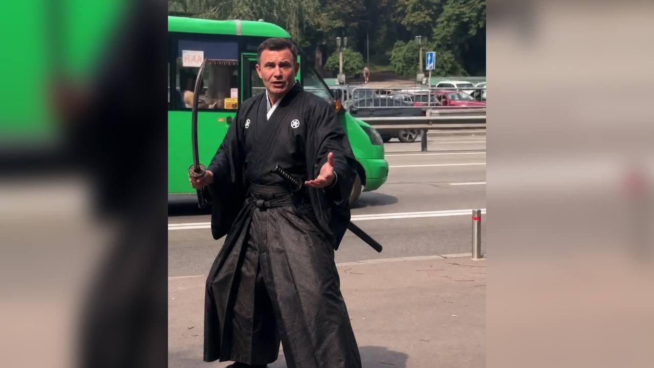 После «томатной атаки» Тищенко стал героем мемов: украинцы сравнили нардепа с Джеки Чаном (фото)