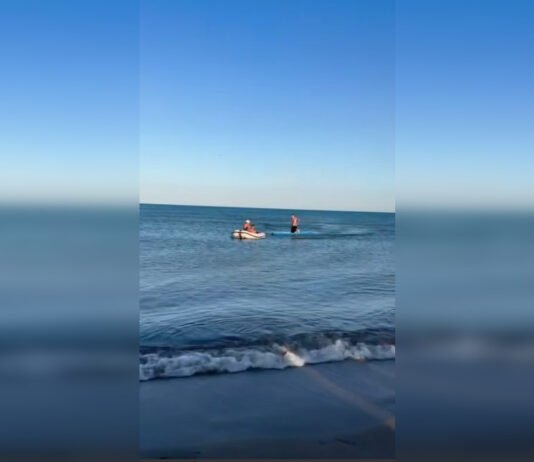 Не стали ждать спецслужб: в Одесской области местные жители самостоятельно спасли из моря взрослых и ребенка (видео)