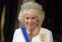Необычный наряд Камиллы: королева поразила ярким комбинезоном (фото)