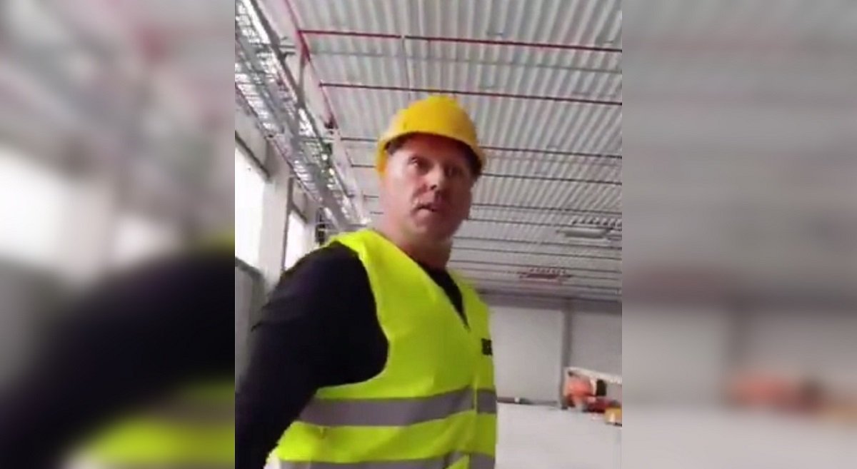 «Путин тебя ждет»: поляк напал на украинских коллег на заводе, полиция начала расследование (видео)