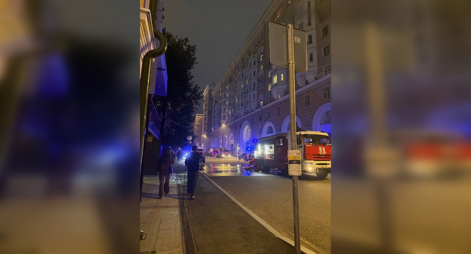 В центре Москвы загорелся исторический жилой дом: там жили советские военачальники, — соцсети (фото, видео)