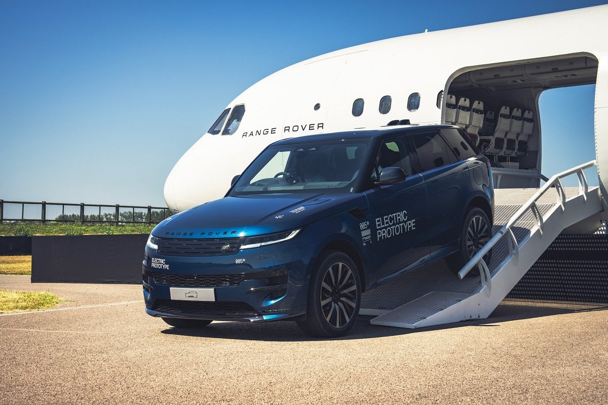 Неожиданный ход: Land Rover засветила среднеразмерный кроссовер Range Rover Sport Electric
