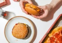 Как в ресторане: три рецепта вкусных бургеров от украинских звезд (видео)