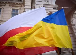 Впервые с 2022 года: большинство поляков выступает против приема украинских беженцев — опрос