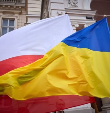 Впервые с 2022 года: большинство поляков выступает против приема украинских беженцев — опрос