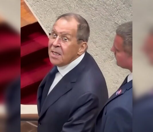 Говорил о прическе: Лавров необычно отреагировал на вопрос о войне в Украине (видео)