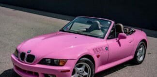 Розовый спорткар BMW от Сидни Свини ушел с молотка за смешную цену (фото)