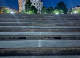 В Черновцах ступени на площади отремонтировали гранитными надгробиями с портретами: что говорят в мэрии