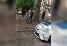 В Одессе мужчина взял двух заложников в парикмахерской: район оцепила полиция