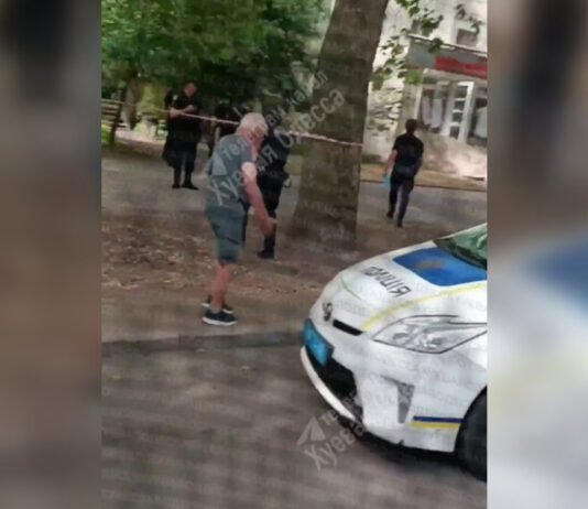 В Одессе мужчина взял двух заложников в парикмахерской: район оцепила полиция