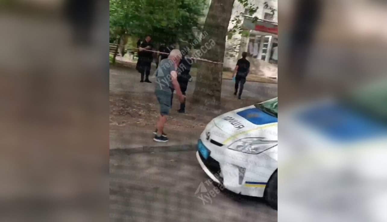 В Одессе мужчина взял двух заложников в парикмахерской: район оцепила полиция