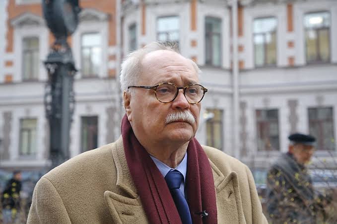 Призвал сбросить «ядерку» на Украину: СБУ объявила о подозрении режиссеру «Улицы разбитых фонарей»