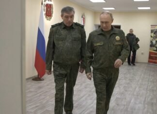 Боится собственной тени: Путин не выходит из Кремля без вертолета и запаса продуктов, — СМИ