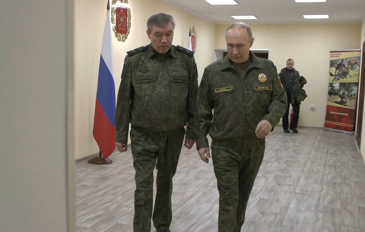 Боится собственной тени: Путин не выходит из Кремля без вертолета и запаса продуктов, — СМИ