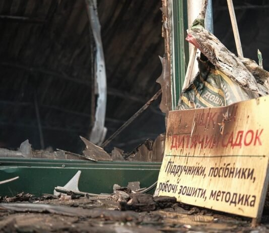 Россияне сожгли украинские учебники: часть не поступит до 1 сентября