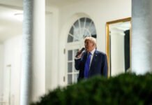 «Не знаем, хотим ли мы этого»: Трамп в очередной раз назвал Ормузский пролив территорией США (видео)