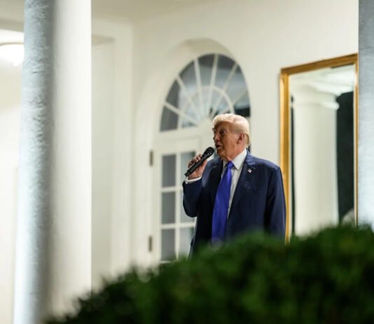 «Не знаем, хотим ли мы этого»: Трамп в очередной раз назвал Ормузский пролив территорией США (видео)
