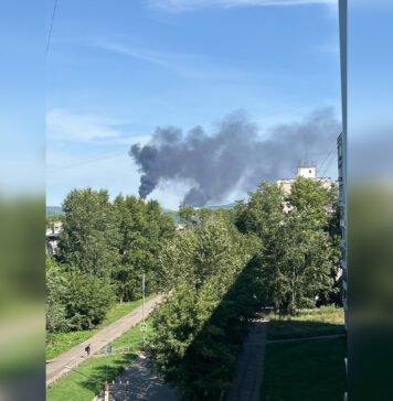 «Не БПЛА»: в Хабаровском крае РФ горит крупный нефтеперерабатывающий завод «Роснефти» (видео)