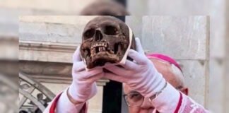 Неожиданно поцеловал череп: Ватикан провел древний ритуал с останками возрастом 1700 лет (фото)