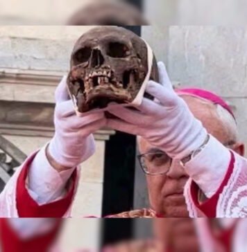 Неожиданно поцеловал череп: Ватикан провел древний ритуал с останками возрастом 1700 лет (фото)