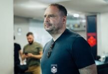 «Хартия» попала в скандал: что говорят военные и гражданские о сотрудничестве корпуса с Ермаком