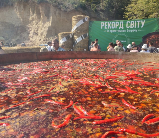 В Тернопольской области приготовили гигантский бограч, установив мировой рекорд (видео)