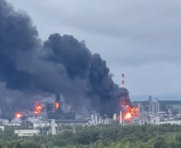Нефтяные объекты, аэродромы и ракетное подразделение: Зеленский подвел итоги ударов по РФ