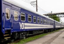 «Чтобы не плакать — смеялись»: пассажиров поезда «Днепр—Львов» более 15 раз эвакуировали из-за атаки РФ