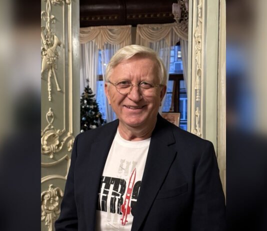 67-летний телеведущий рассказал об усыновлении ребенка: где сейчас Владимир Горянский (фото)