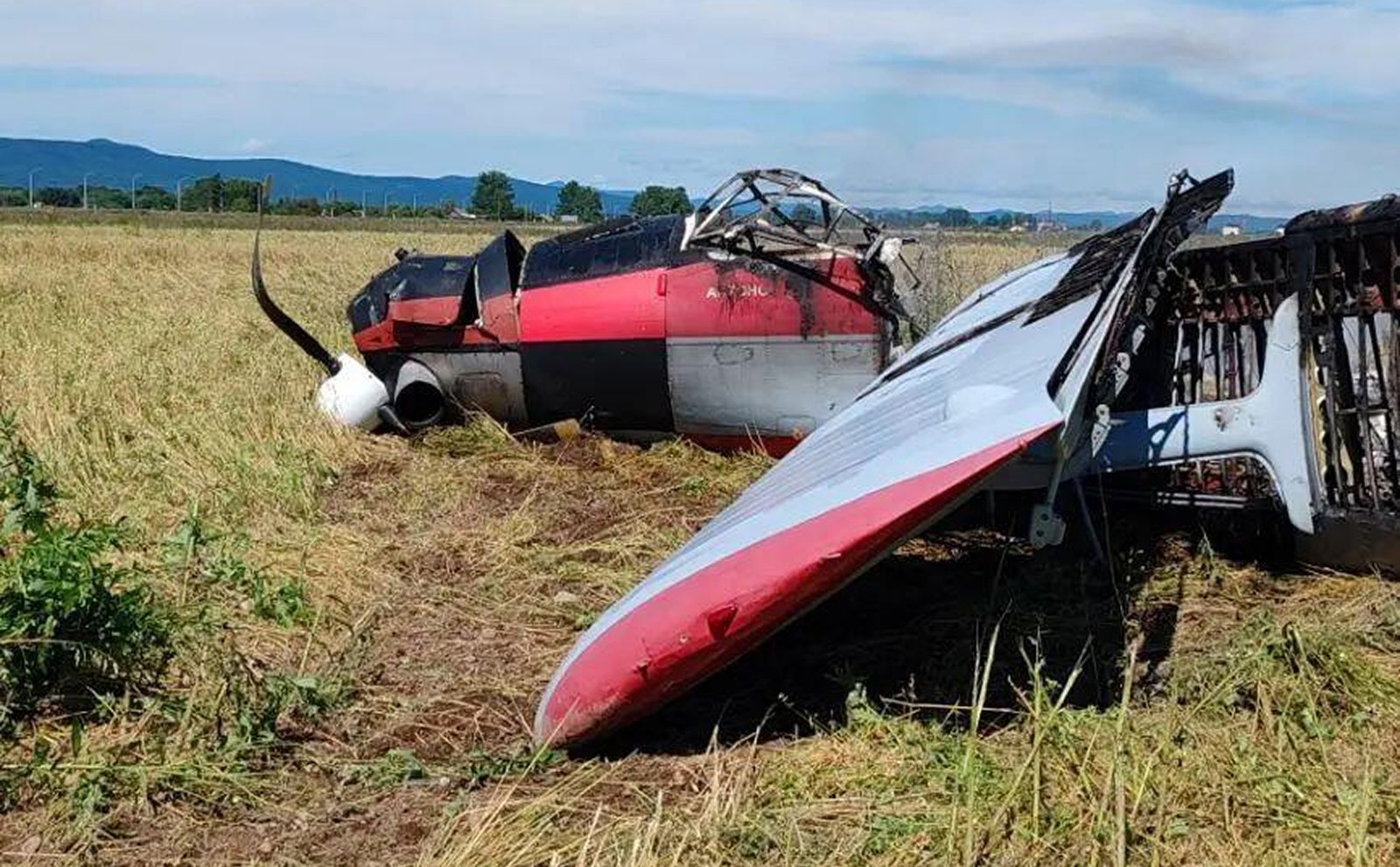 На Сахалине самолет Ан-3 совершил жесткую посадку: на борту были семеро людей (фото)