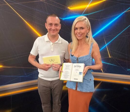 Провел более 4 лет в плену: Джоан Роулинг трогательно поддержала украинского морпеха (фото)
