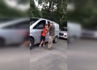 В Одессе мужчина в военной форме «заламывал» и ударил подростка: в ТЦК прокомментировали инцидент