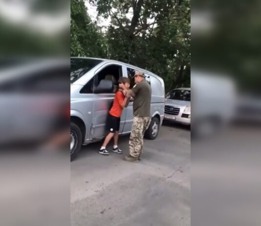 В Одессе мужчина в военной форме «заламывал» и ударил подростка: в ТЦК прокомментировали инцидент