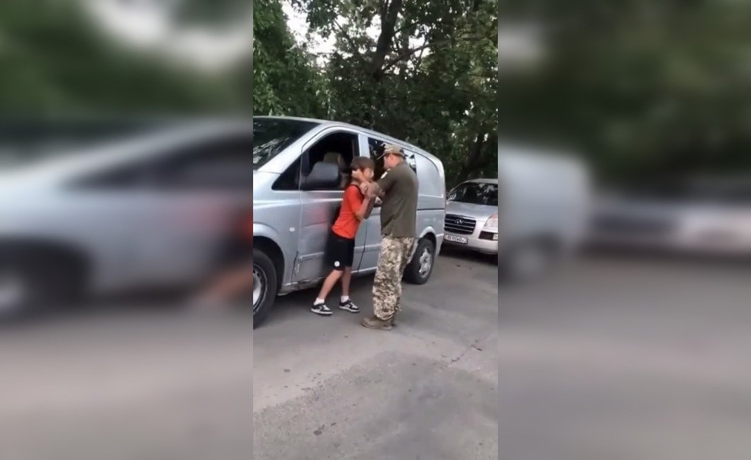 В Одессе мужчина в военной форме «заламывал» и ударил подростка: в ТЦК прокомментировали инцидент