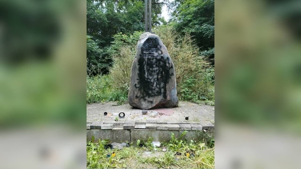 В Польше повредили мемориал погибшим украинским воинам: в посольстве возмущены (фото)
