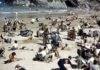 Путешественника во времени нашли на снимке 1940-х годов: в руках неожиданный предмет (фото)