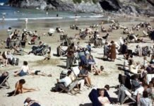 Путешественника во времени нашли на снимке 1940-х годов: в руках неожиданный предмет (фото)