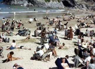 Путешественника во времени нашли на снимке 1940-х годов: в руках неожиданный предмет (фото)