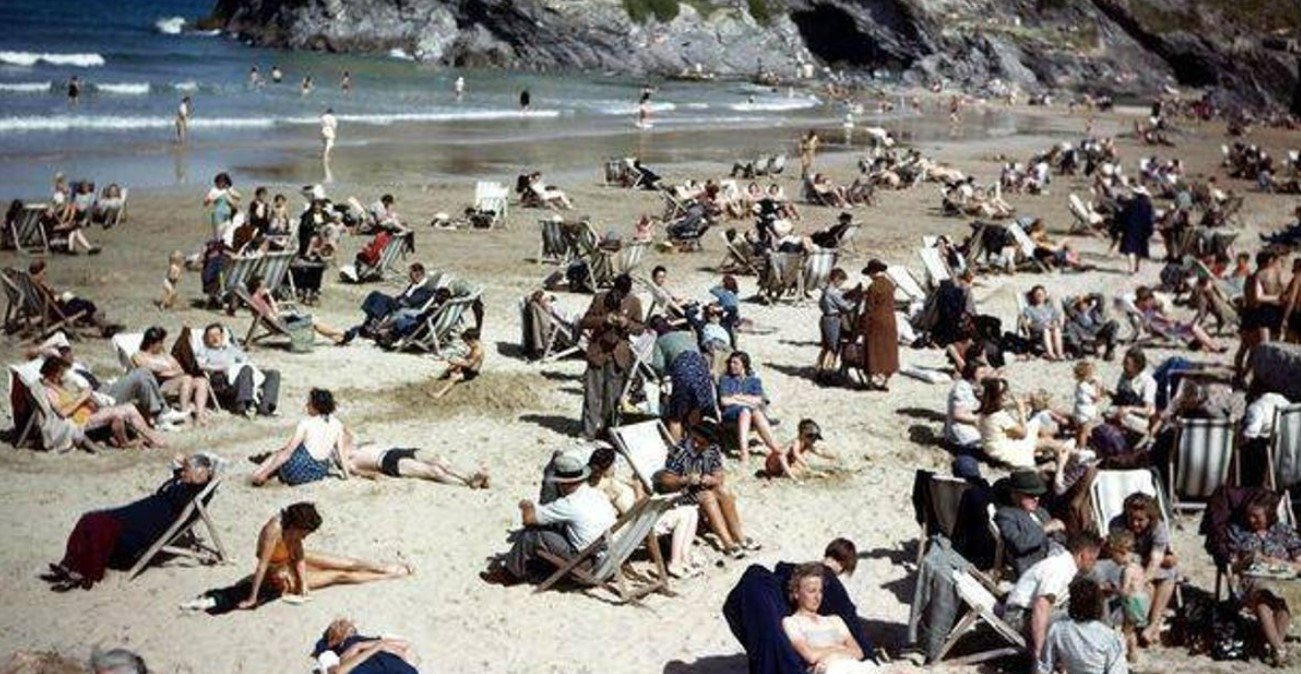 Путешественника во времени нашли на снимке 1940-х годов: в руках неожиданный предмет (фото)